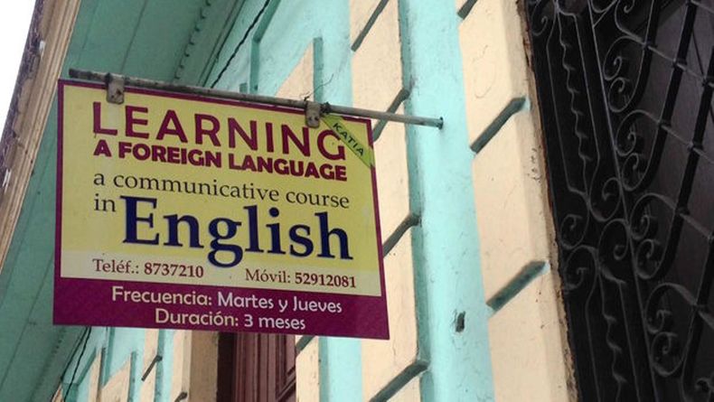 Publicidad de una escuela de idiomas privada en La Habana.