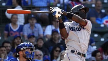 Jazz Chisholm Jr. batea un elevado de sacrificio de los Marlins de Miami ante los Cachorros, en Chicago, el domingo 7 de mayo de 2023. (AP Foto/Nam Y. Huh)