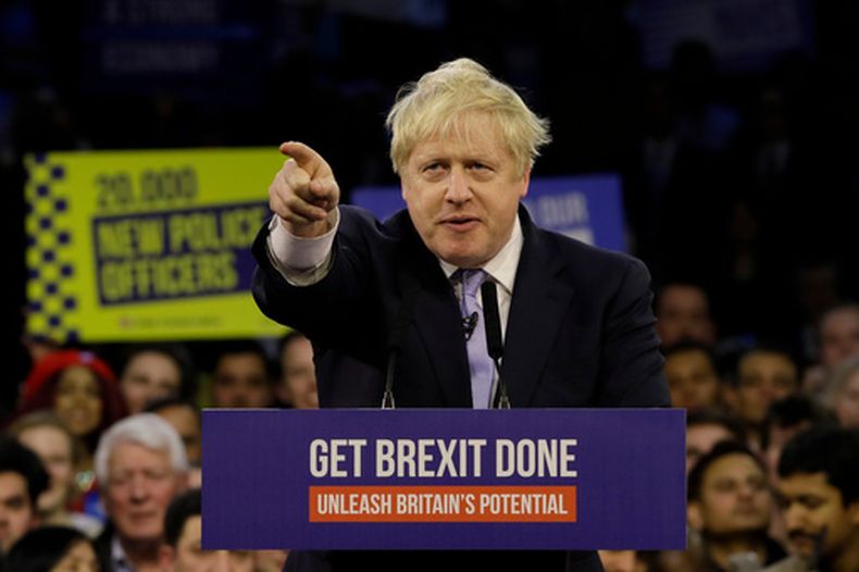 ARCHIVO - El primero ministro británico, Boris Johnson habla durante su mitin final de campaña del Partido Conservador en el Copper Box Arena en Londres, el miércoles 11 de diciembre de 2019. (AP Foto/Kirsty Wigglesworth, Archivo)