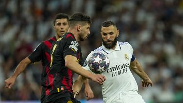 En foto del 9 de mayo del 2023, Karim Benzema del Real Madrid pelea por el balón con Ruben Dias del Manchester City en el encuentro de la Liga de Campeones. El viernes 12 de mayo del 2023, anuncian una serie de encuentros amistosos en EE.UU. que incluirá una edición del clásico entre el Madrid y Barcelona en julio. (AP Foto/Jose Breton)