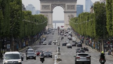ARCHIVO - Vista del tráfico en la avenida Champs Elysées, París, 7 de mayo de 2020. La alcaldesa de París dice que hay demasiadas camionetas en la ciudad y pide a los votantes que aprueben un aumento a la tarifa de estacionamiento a partir del 4 de febrero de 2024. (AP Photo/Christophe Ena, File)