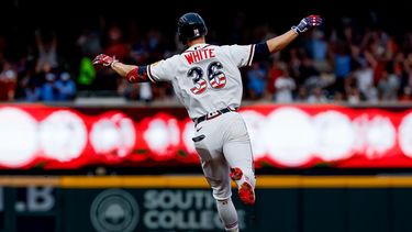 Eli White, de los Bravos de Atlanta, reacciona mientras corre las bases después de batear un jonrón solitario contra los Mets de Nueva York durante la segunda entrada del juego de béisbol de Grandes Ligas, el sábado 4 de julio de 2026, en Atlanta. (AP Foto/Erik S. Lesser)