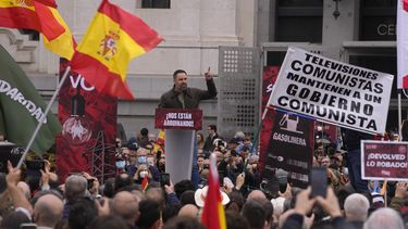 la derecha asesta duro golpe a pedro sanchez en elecciones municipales en espana