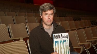 David Szalay, autor de Flesh, posa para una fotografía durante una sesión fotográfica de los 6 autores finalistas del Premio Booker, en Londres, el domingo 9 de noviembre de 2025. (Foto AP/Alberto Pezzali)