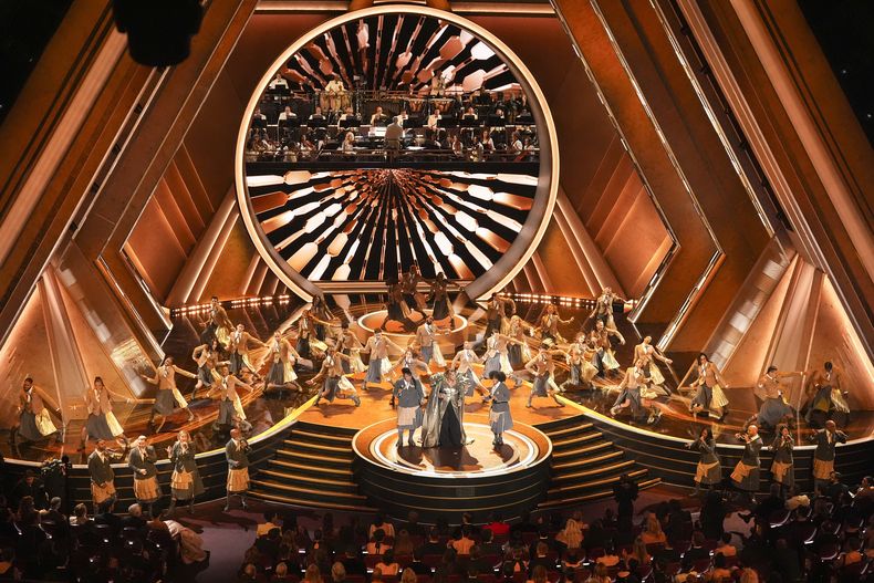 Queen Latifah, centro, interpreta Ease on Down the Road en los Oscar el domingo 2 de marzo de 2025 en el Teatro Dolby de Los Ángeles. (Foto AP/Chris Pizzello)