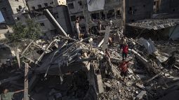 Palestinos miran a la destrucción después de ataques israelíes contra la Franja de Gaza, en Jan Yunis, el sábado 4 de noviembre de 2023. (AP Foto/Fatima Shbair)