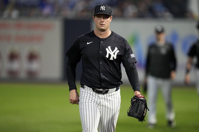 ARCHIVO - El lanzador abridor de los Yanquis de Nueva York Gerrit Cole camina hacia el terreno de juego antes de un juego de pretemporada ante los Azulejos de Toronto, el 1 de marzo de 2024, en Tampa, Florida. (AP Foto/Charlie Neibergall, archivo)