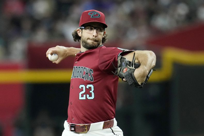 El abridor de los Diamondbacks de Arizona, Zac Gallen lanza ante los Atléticos de Oakland durante la primera entrada del juego de béisbol el sábado 29 de junio de 2024, en Phoenix. (AP Foto/Ross D. Franklin)