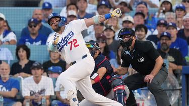 El venezolano Miguel Rojas, de los Dodgers de Los Ángeles, observa su hit para un doble en el segundo inning del segundo juego de la serie divisional de la Liga Nacional ante los Bravos de Atlanta el domingo 4 de octubre del 2026. (AP Foto/Jae C. Hong)