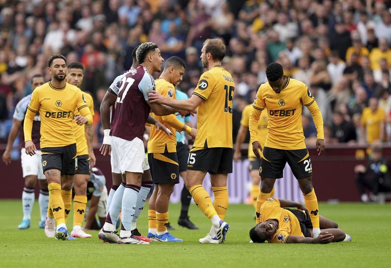 Yerson Mosquera, zaguero colombiano de Wolverhampton, tirado en el piso tras sufrir una lesión en el partido contra Aston Villa en la Liga Premier, el 21 de septiembre de 2024, en Birmingham, Inglaterra. (Martin Rickett/PA vía AP)
