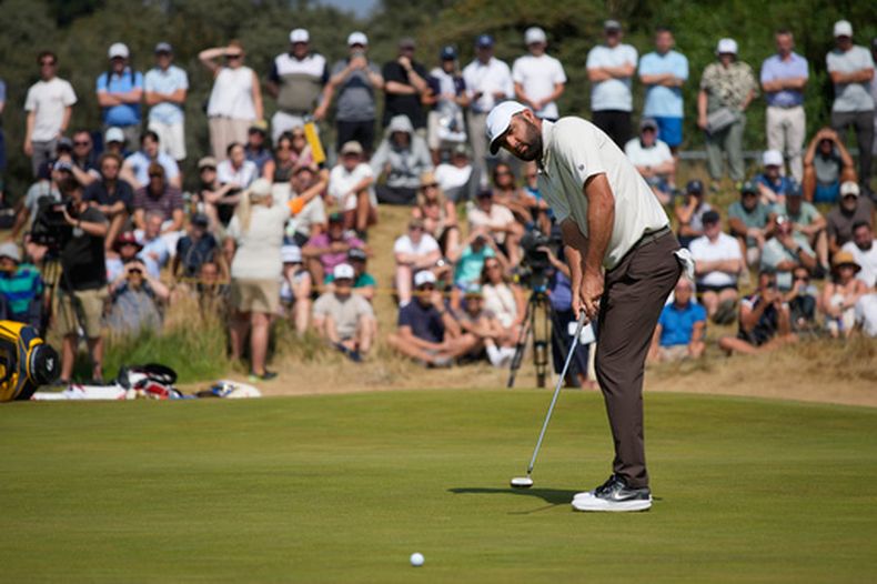 Scottie Scheffler, de los Estados Unidos, realiza un putt en el green del hoyo 1 durante el segundo día del Campeonato Abierto Británico de Golf (British Open) en el club de golf Royal Birkdale, en Southport, Inglaterra, el viernes 17 de julio de 2026. (Foto AP/David Goldman)