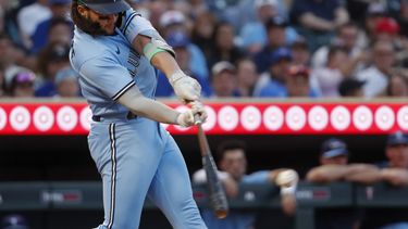 Bo Bichette, de los Azulejos de Toronto, batea un sencillo ante los Mellizos de Minnesota, el viernes 26 de mayo de 2023 (AP Foto/Bruce Kluckhohn)