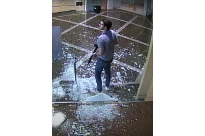 ARCHIVO - La imagen tomada por una cámara de vigilancia, provista por la policía de Louisville, muestra al empleado Connor Sturgeon con un fusil de asalto AR-15 después de abrir fuego en el banco Old National en Louisville, Kentucky, 10 de abril de 2023. Sturgeon mató a cinco trabajadores del banco. (Cortesía de Louisville Metro Police Department via AP, File)