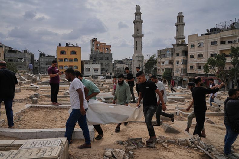 Dolientes cargan con los restos mortales de un palestino muerto por ataques israelíes durante la guerra con Hamás, tras recuperarlo de entre los escombros, en su funeral en Nuseirat, Gaza, el 29 de septiembre de 2026. (AP Foto/Jehad Alshrafi)