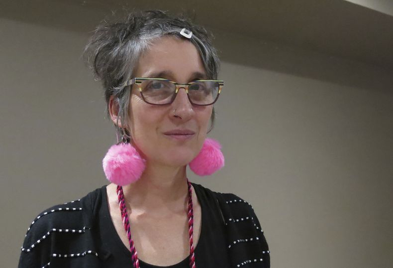 La cantautora colombiana Andrea Echeverri de Aterciopelados posa durante una entrevista en la Ciudad de México el 22 de noviembre de 2019. Aterciopelados lanzaron una versión en vivo de, casi, 30 aniversario de su álbum El Dorado en marzo de 2024. (Foto AP/Berenice Bautista, archivo)