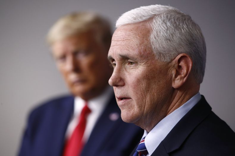 ARCHIVO - El vicepresidente Mike Pence habla junto al presidente Donald Trump durante una sesión informativa del coronavirus en la Casa Blanca, en Washington, el 22 de marzo de 2020. (AP Foto/Patrick Semansky, Archivo)