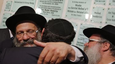 americateve | Rabino Nachman Holtzberg, padre del rabino Gavriel Holtzberg, quien muri&oacute; en los ataques terroristas de 2008 en Mumbai, abraza a un miembro de la comunidad durante la reapertura del Centro Jabad en Mumbai, India, martes 26 de agosto de 2014. Rabino