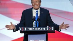 El expresidente Donald Trump habla durante un evento en Washington, el viernes 15 de septiembre de 2023. (AP Foto/Jose Luis Magana)