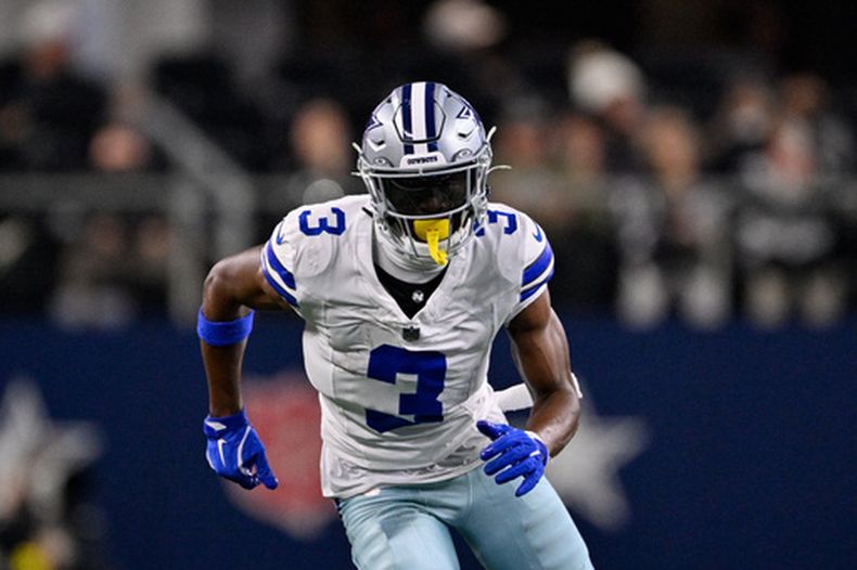 ARCHIVO - El receptor abierto de los Cowboys de Dallas, George Pickens (3), corre una ruta durante un partido de fútbol americano de la NFL entre los Cowboys de Dallas y los Vikings de Minnesota, el 14 de diciembre de 2025, en Arlington, Texas. (Foto de archivo de AP/Jerome Miron)