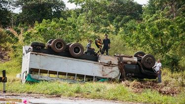 Tres muertos y 64 heridos en accidente de un camión de pasajeros en Cuba