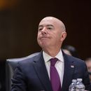 El secretario de Seguridad Nacional, Alejandro Mayorkas, declara durante una audiencia de la Comisión de Asignaciones Presupuestarias del Senado en torno a una solicitud de fondos suplementarios que presentó el presidente Joe Biden, el miércoles 8 de noviembre de 2023, en Washington. (AP Foto/Alex Brandon)