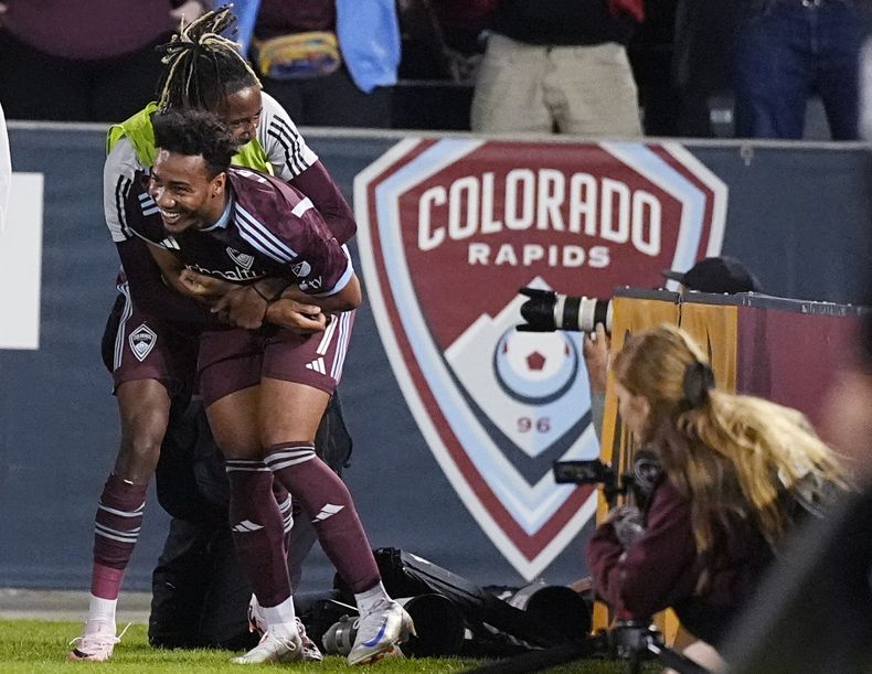 Kévin Cabral, delantero de Colorado Rapids abraza a Jonathan Lewis después de que anotara un gol en contra de St. Louis City en el segundo tiempo del partido de fútbol de la MLS, el domingo 7 de julio de 2024, en Commerce City, Colorado. (AP Foto/David Zalubowski)