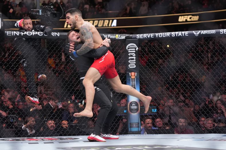 Ilia Topuria festeja luego de noquear a Alexander Volanovski en la función UFC 298, el sábado 17 de febrero de 2024 (AP Foto/Mark J. Terrill)