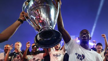 Ousmane Dembele del Paris Saint-Germain sostiene el trofeo de campeón de la Liga de Campeones en el Parc des Princes el domingo 31 de mayo del 2026. (Franck Fife/Pool Photo via AP)