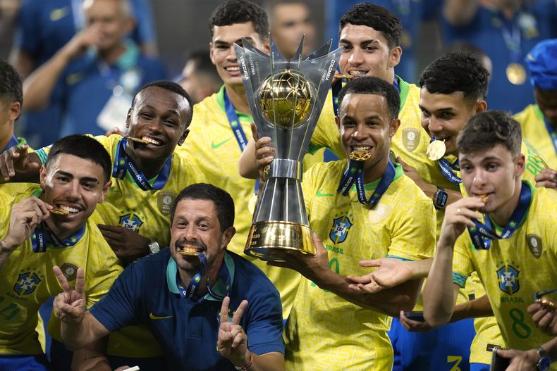 Pedro Silva sostiene el trofeo luego de que Brasil ganó el Campeonato Sudamericano Sub20 en Puerto La Cruz, Venezuela, el domingo 16 de febrero de 2025. (Foto AP/Matias Delacroix)