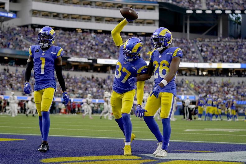 El safety Quentin Lake (37), de los Rams de Los Ángeles, azota el balón tras recuperar un balón suelto en el duelo ante los Cardinals de Arizona, el domingo 15 de octubre de 2023, en Inglewood, California. (AP Foto/Ashley Landis)