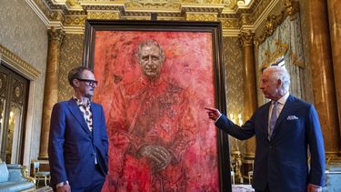 El artista Jonathan Yeo y el rey Carlos III de Reino Unido desvelan el retrato del rey realizado por Yeo en el Palacio de Buckingham, en Londres, el martes 14 de mayo de 2024. (Aaron Chown/Pool Photo vía AP)