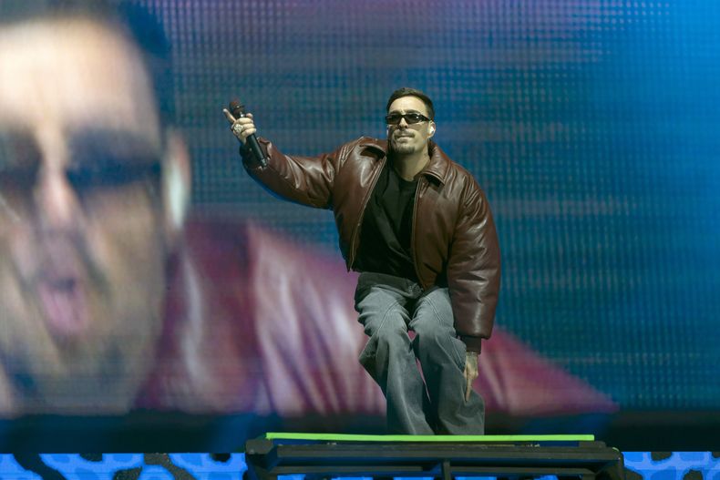 El cantante español Rels B durante su concierto en el Coca-Cola Flow Fest en la Ciudad de México el domingo 24 de noviembre de 2024. (Foto AP/Félix Márquez)