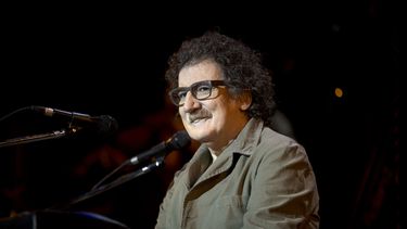 americateve | El cantautor argentino Charly Garc&iacute;a en una foto de archivo del 6 de diciembre del 2012 act&uacute;a en un concierto de Buenos Aires, Argentina.Garc&iacute;a ser&aacute; dado de alta el s&aacute;bado 16 de noviembre del 2013 en la tarde luego de qu