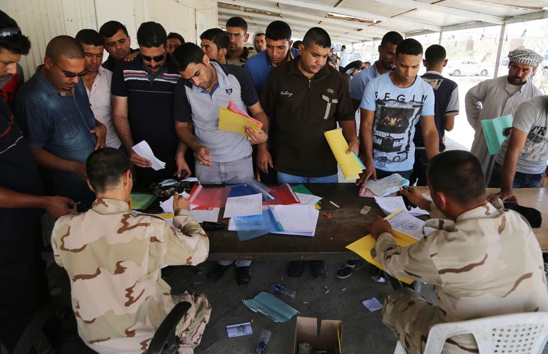 Voluntarios iraqu&iacute;es se presentan en un centro de reclutamiento del ej&eacute;rcito para prestar servicios militares en Bagdad. El primer ministro iraqu&iacute; acus&oacute; el mi&eacute;rcoles 9 de julio de 2014 a la regi&oacute;n semiaut&oacute;n