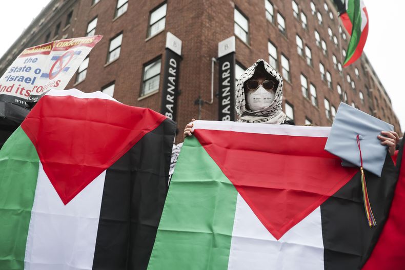 Manifestantes se reúnen en apoyo a los palestinos en el otro lado de la calle de la entrada principal de la Universidad de Columbia, el 21 de mayo de 2025, en Nueva York. (AP Foto/Heather Khalifa, Archivo)