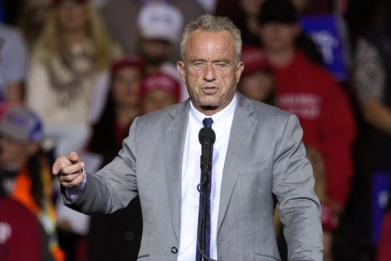 ARCHIVO - Robert F. Kennedy Jr., habla ante el nominado presidencial y expresidente Donald Trump en un evento de campaña, el 1 de noviembre de 2024, en Milwaukee. (AP Foto/Morry Gash, Archivo)