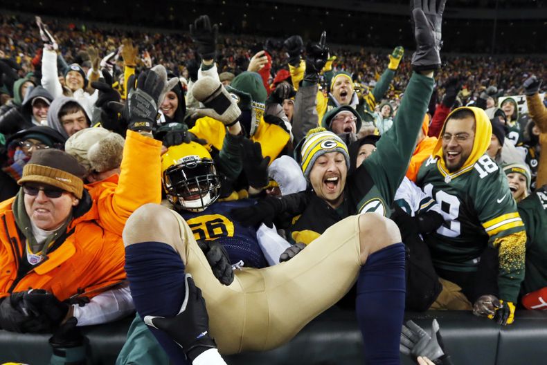 Julius Peppers, de los Packers de Green Bay, salta al grader&iacute;o para festejar, luego de interceptar un pase y anotar en la segunda mitad del partido del domingo 16 de noviembre de 2014, frente a los Eagles de Filadelfia (AP Foto/Mike Roemer)