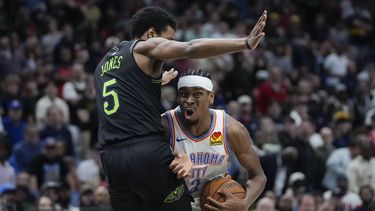 Shai Gilgeous-Alexander, del Thunder de Oklahoma City, trata de avanzar frente a Herbert Jones, de los Pelicans de Nueva Orleáns, el martes 26 de marzo de 2024 (AP Foto/Gerald Herbert)