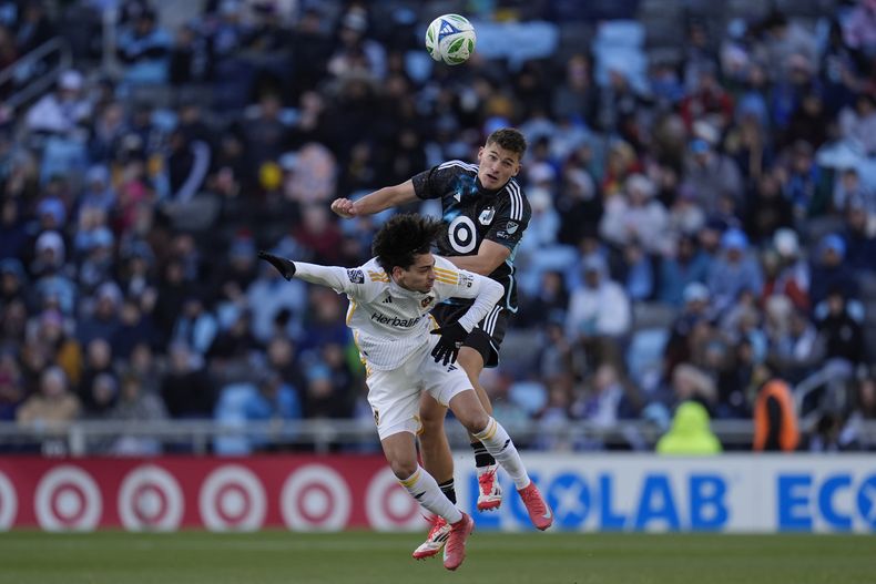 El delantero del LA Galaxy Matheus Nascimento (9), al frente, y el defensa del Minnesota United Morris Duggan (23) saltan por la posesión del balón durante la segunda mitad de un partido de fútbol de la MLS, el sábado 22 de marzo de 2025, en St. Paul, Minnesota (AP Foto/Abbie Parr)