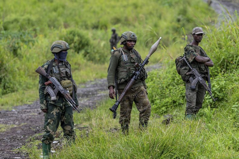 ARCHIVO - Rebeldes del M23 con sus armas en Kibumba, en el este de la República Democrática del Congo, 23 de diciembre de 2022. (AP foto/Moses Sawasawa, archivo)