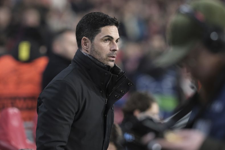El técnico del Arsenal Mikel Arteta antes del encuentro de su equipo ante el PSV Eindhoven en el grupo B de la Liga de Campeones el martes 12 de diciembre del 2023. (AP Foto/Patrick Post)