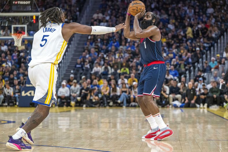 James Harden (1), de los Clippers de Los Ángeles, intenta un disparo de larga distancia sobre Kevon Looney (5), de los Warriors de Golden State, durante la segunda mitad del juego de baloncesto de la NBA, el domingo 27 de octubre de 2024, en San Francisco. (AP Foto/Nic Coury)