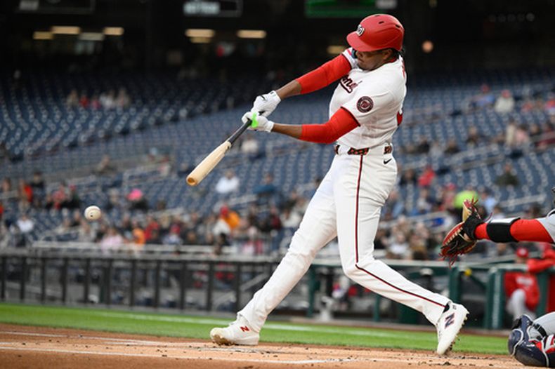 James Wood de los Nacionales de Washington batea un sencillo en la primera entrada ante los Cardenales de San Luis el lunes 6 de abril del 2026. (AP Foto/Nick Wass)