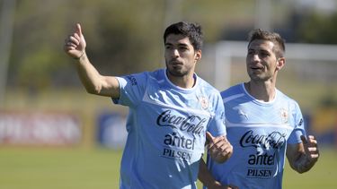 americateve | El jugador de Uruguay, Luis Su&aacute;rez, izquierda, saluda mientras trota con su compa&ntilde;ero Sebasti&aacute;n Eguren en un entrenamiento con la selecci&oacute;n uruguaya el lunes, 7 de octubre de 2013, en Montevideo. (AP Photo/Matilde Campodonico)