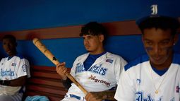 Un jugador de Industriales, que viste una camiseta con el logotipo de un patrocinador privado, sostiene un bate de béisbol antes de un partido contra Pinar del Río en La Habana, Cuba, el miércoles 7 de octubre de 2026. (Foto AP/Ramón Espinosa)