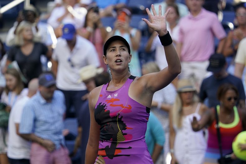 ARCHIVO - Foto del primero de septiembre del 2022, la española Garbiñe Muguruza saluda a los aficionados tras vencer a la checa Linda Fruhvirtova en la segunda ronda del U.S. Open. El sábado 20 de abril del 2024, Muguruza anuncia su retiro a los 30 años. (AP Foto/Seth Wenig, Archivo)