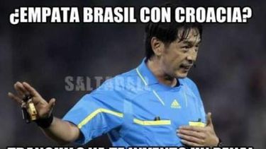 americateve | Rápidamente las redes sociales explotaron e hicieron sentir su descontento para con el ?hombre de negro?. Minutos más tarde no demoraron en aparecer los típicos afiches en los que acusaban al juez de haber recibido dinero y a la ?Verdeamarelha? de ganar e
