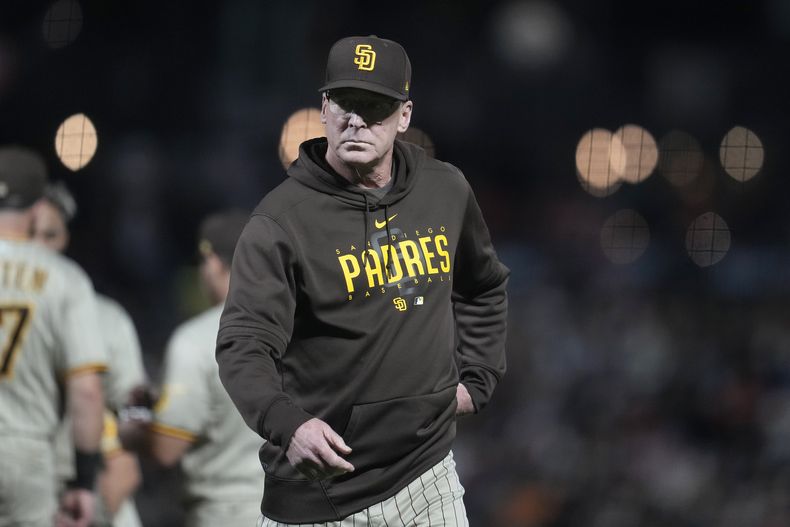 El mánager Bob Melvin de los Padres de San Diego tras hacer un cambio de lanzadores en el juego contra los Gigantes de San Francisco, el lunes 25 de septiembre de 2023, en San Francisco. (AP Foto/Jeff Chiu)