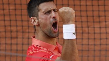 Novak Djokovic, de Serbia, celebra después de ganar su partido de cuartos de final en el Abierto de Francia en contra del ruso Karen Khachanov en cuatro sets, 4-6, 7-6 (7-0), 6-2, 6-4, en el estadio de Roland Garros, en París, el martes 6 de junio de 2023. (AP Foto/Jean-Francois Badias)