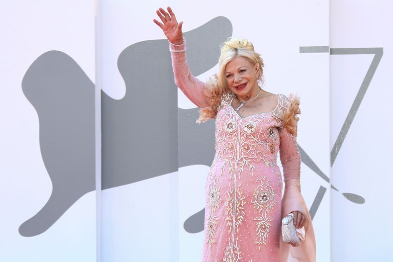 ARCHIVO - La actriz Sandra Milo posa a su llegada al estreno de la película Dorogie Tovarischi en la 77a edición del Festival de Cine de Venecia en Venecia, Italia, el lunes 7 de septiembre de 2020. Milo, un ícono del cine italiano que jugó un papel clave en “8½” de Federico Fellini y luego se convirtió en su musa, murió el lunes 29 de enero de 2024, dijo su familia. Tenía 90 años. (Foto Joel C Ryan/Invision/AP, archivo)